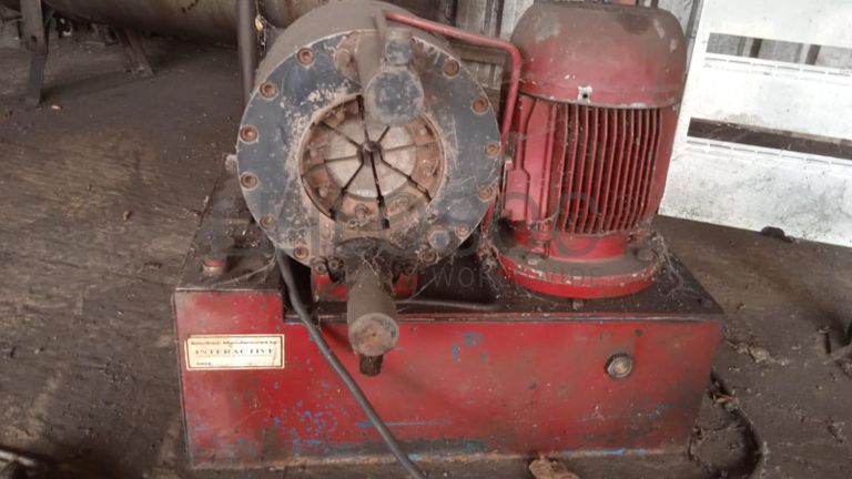 MÁQUINA de PRESSÃO ·