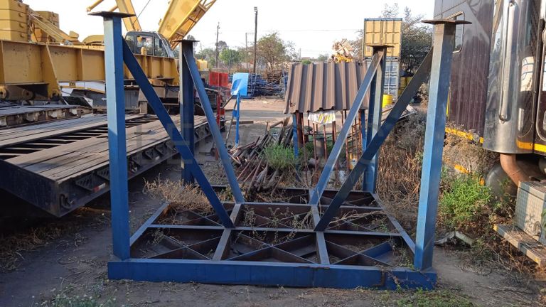 SUPORTE p/ TANQUE ·