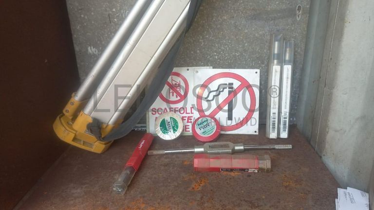 Diversos + Diversos + Diversos + Diversos + Diversos + Diversos + Diversos + Welding Machine + Welding Machine + Welding Machine + Ridgid Machine + Motores + Cut off machine + Caixas de Ferramenta + Varões + Diversos + Frolas + Cintos de Segurança + Diversos + Contentor de 40P ·