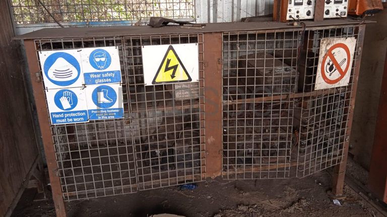 CARREGADOR de BATERIAS ·