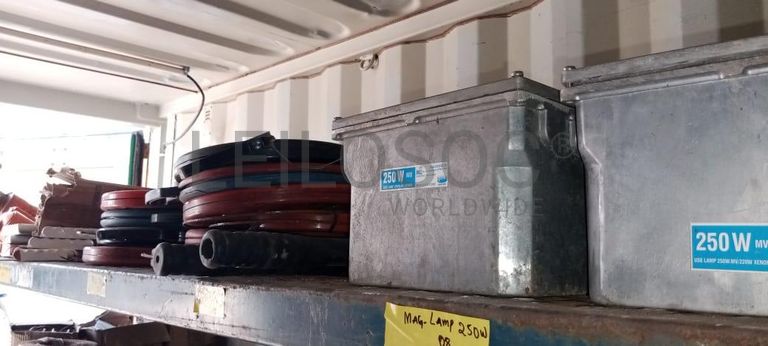 Material Informático + Material Informático + Material Informático + Diversos + Mobiliário de escritório + Diversos + Diversos + Olofotes + Diversos + Diversos + Contentor de 40P ·