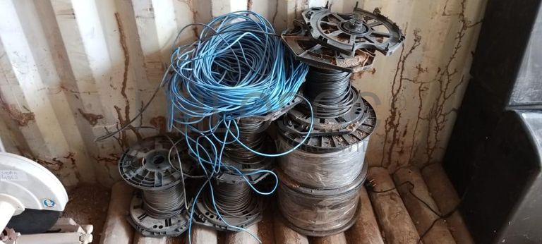 Termos acumulador + Bebedouros + Diversos + Tv + Material Informático + Cabo de Rede + Mobiliário + Bobina + Bobinas + Máquinas de corte de relva + Cabos de aço + Radiador + Armazém ·