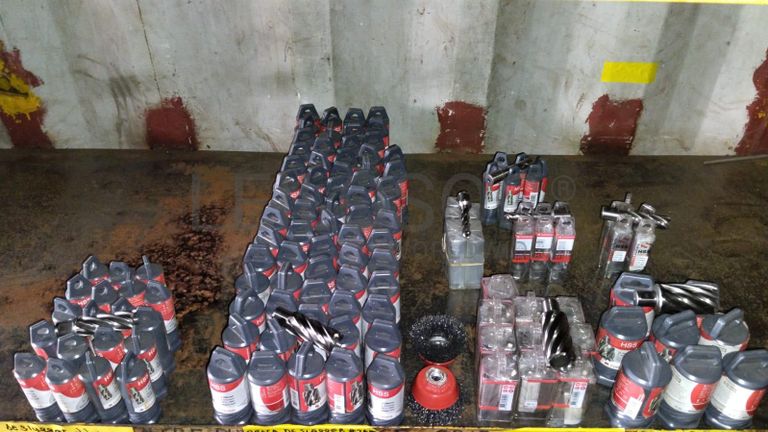 Diversos + Diversos + Grampos + Diversos + Diversos + Diversos + Electrodos + Diversos + Diversos + Diversos + Diversos + Diversos + Fitas + Diversos + Diversos + Máquinas Rebarbadora + Diversos + Pregos 50×2.50mm + Diversos + Cintas + Cintas + Cintas + Cintas + Cintas + Mangueiras para maçarico + Cintos de Segurança + Diversos + Diversos + Porcas + Porcas + Diversos + Pregos + Parafusos + Material Hospitalar + Diversos + Cordas + Diversos + Material para Soldadura + Material para Instalacao electrica + Diversos + Spray Q20 + Braçadeiras + Rolos de rede + Cerca de Segurança + Cabo flexível + Abaraçadeiras + Materia para soldadura + Abraçadeiras + Diversos + Bombas de água + Diversos + Compressor + Contentor de 40P ·