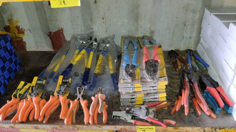 Diversos + Diversos + Grampos + Diversos + Diversos + Diversos + Electrodos + Diversos + Diversos + Diversos + Diversos + Diversos + Fitas + Diversos + Diversos + Máquinas Rebarbadora + Diversos + Pregos 50×2.50mm + Diversos + Cintas + Cintas + Cintas + Cintas + Cintas + Mangueiras para maçarico + Cintos de Segurança + Diversos + Diversos + Porcas + Porcas + Diversos + Pregos + Parafusos + Material Hospitalar + Diversos + Cordas + Diversos + Material para Soldadura + Material para Instalacao electrica + Diversos + Spray Q20 + Braçadeiras + Rolos de rede + Cerca de Segurança + Cabo flexível + Abaraçadeiras + Materia para soldadura + Abraçadeiras + Diversos + Bombas de água + Diversos + Compressor + Contentor de 40P ·