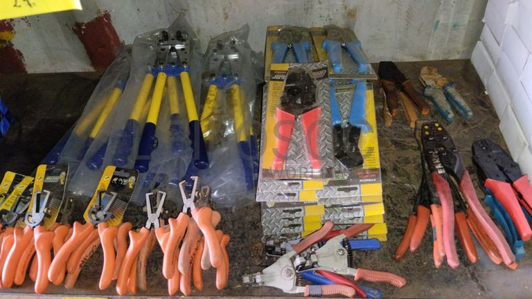 Diversos + Diversos + Grampos + Diversos + Diversos + Diversos + Electrodos + Diversos + Diversos + Diversos + Diversos + Diversos + Fitas + Diversos + Diversos + Máquinas Rebarbadora + Diversos + Pregos 50×2.50mm + Diversos + Cintas + Cintas + Cintas + Cintas + Cintas + Mangueiras para maçarico + Cintos de Segurança + Diversos + Diversos + Porcas + Porcas + Diversos + Pregos + Parafusos + Material Hospitalar + Diversos + Cordas + Diversos + Material para Soldadura + Material para Instalacao electrica + Diversos + Spray Q20 + Braçadeiras + Rolos de rede + Cerca de Segurança + Cabo flexível + Abaraçadeiras + Materia para soldadura + Abraçadeiras + Diversos + Bombas de água + Diversos + Compressor + Contentor de 40P ·