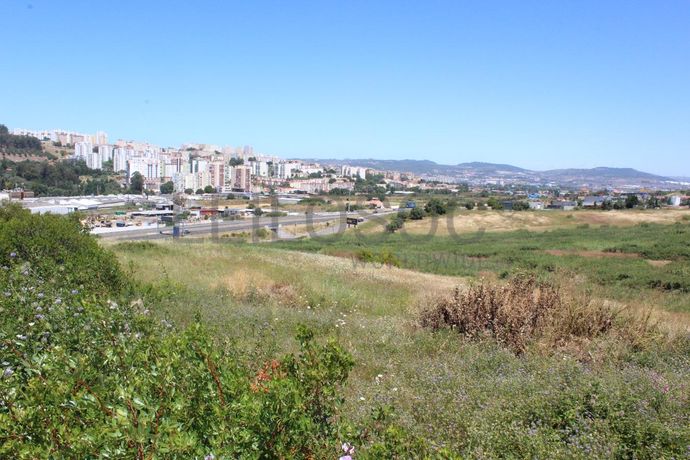 Terreno c/ 5,6 ha · Loures
