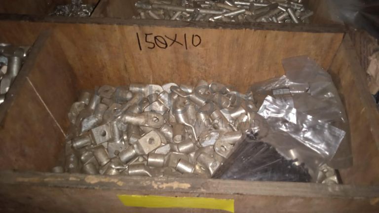 Diversos + Diversos + Caixas de Ferramentas + Diversos + Diversos + Diversos + Diversos + Diversos + Diversos + Diversos + Lâmpadas de longo alcance. + Anilhas + Diversos + Heat Shrinks + Diversos + Discos de Corte + Motores + Porcas + Diversos + Braçadeiras + Diversos + Chapas 1,5m + Contentor de 40P ·