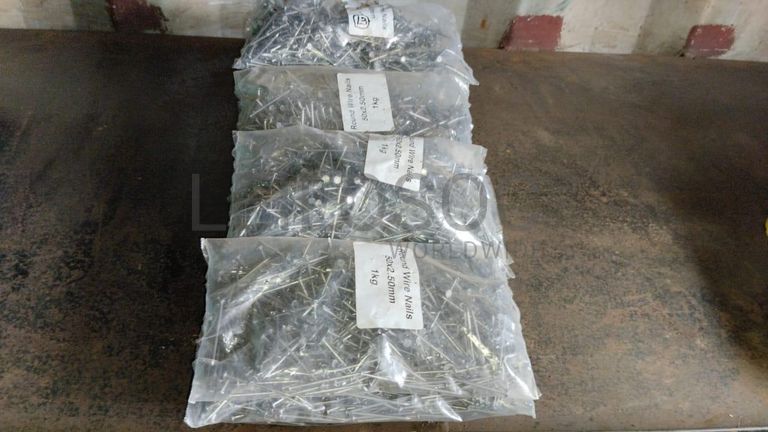 Diversos + Diversos + Grampos + Diversos + Diversos + Diversos + Electrodos + Diversos + Diversos + Diversos + Diversos + Diversos + Fitas + Diversos + Diversos + Máquinas Rebarbadora + Diversos + Pregos 50×2.50mm + Diversos + Cintas + Cintas + Cintas + Cintas + Cintas + Mangueiras para maçarico + Cintos de Segurança + Diversos + Diversos + Porcas + Porcas + Diversos + Pregos + Parafusos + Material Hospitalar + Diversos + Cordas + Diversos + Material para Soldadura + Material para Instalacao electrica + Diversos + Spray Q20 + Braçadeiras + Rolos de rede + Cerca de Segurança + Cabo flexível + Abaraçadeiras + Materia para soldadura + Abraçadeiras + Diversos + Bombas de água + Diversos + Compressor + Contentor de 40P ·