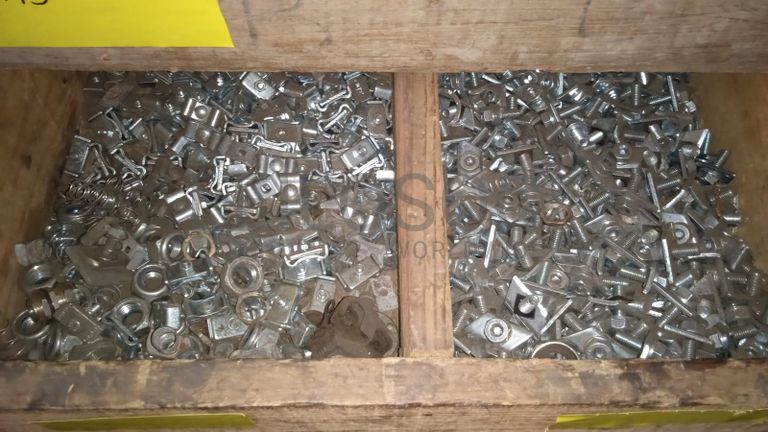 Diversos + Diversos + Caixas de Ferramentas + Diversos + Diversos + Diversos + Diversos + Diversos + Diversos + Diversos + Lâmpadas de longo alcance. + Anilhas + Diversos + Heat Shrinks + Diversos + Discos de Corte + Motores + Porcas + Diversos + Braçadeiras + Diversos + Chapas 1,5m + Contentor de 40P ·