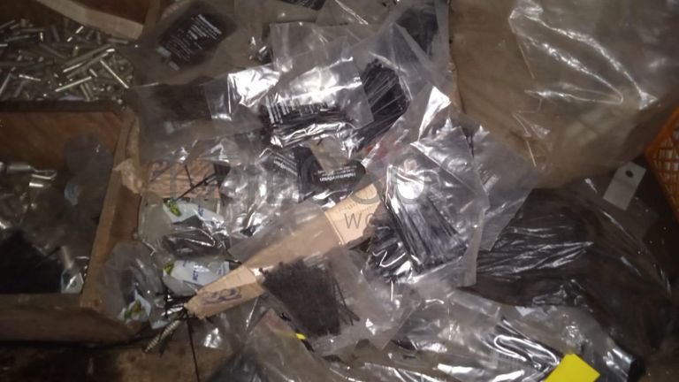 Diversos + Diversos + Caixas de Ferramentas + Diversos + Diversos + Diversos + Diversos + Diversos + Diversos + Diversos + Lâmpadas de longo alcance. + Anilhas + Diversos + Heat Shrinks + Diversos + Discos de Corte + Motores + Porcas + Diversos + Braçadeiras + Diversos + Chapas 1,5m + Contentor de 40P ·