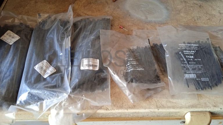 Diversos + Diversos + Caixas de Ferramentas + Diversos + Diversos + Diversos + Diversos + Diversos + Diversos + Diversos + Lâmpadas de longo alcance. + Anilhas + Diversos + Heat Shrinks + Diversos + Discos de Corte + Motores + Porcas + Diversos + Braçadeiras + Diversos + Chapas 1,5m + Contentor de 40P ·