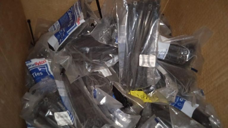 Diversos + Diversos + Caixas de Ferramentas + Diversos + Diversos + Diversos + Diversos + Diversos + Diversos + Diversos + Lâmpadas de longo alcance. + Anilhas + Diversos + Heat Shrinks + Diversos + Discos de Corte + Motores + Porcas + Diversos + Braçadeiras + Diversos + Chapas 1,5m + Contentor de 40P ·