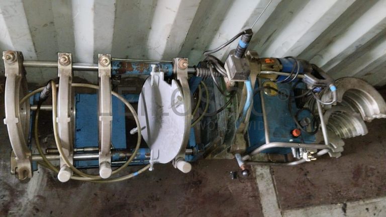 Máquina de soldar tubos pVC + Máquina de soldar tubos PVC + Compressor de Ar + Bombas de água + Macaco hidráulico + Rolos de Arrame + Aventais de couro + Diversos + Diversos + Cabos Hidráulicos + Diversos + Diversos + Mobiliário + Diversos + Diversos + Contentor de 40P ·