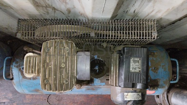 Máquina de soldar tubos pVC + Máquina de soldar tubos PVC + Compressor de Ar + Bombas de água + Macaco hidráulico + Rolos de Arrame + Aventais de couro + Diversos + Diversos + Cabos Hidráulicos + Diversos + Diversos + Mobiliário + Diversos + Diversos + Contentor de 40P ·