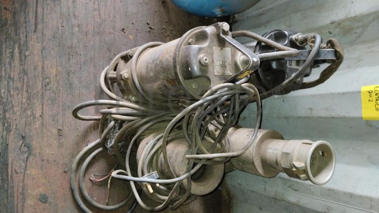 Máquina de soldar tubos pVC + Máquina de soldar tubos PVC + Compressor de Ar + Bombas de água + Macaco hidráulico + Rolos de Arrame + Aventais de couro + Diversos + Diversos + Cabos Hidráulicos + Diversos + Diversos + Mobiliário + Diversos + Diversos + Contentor de 40P ·