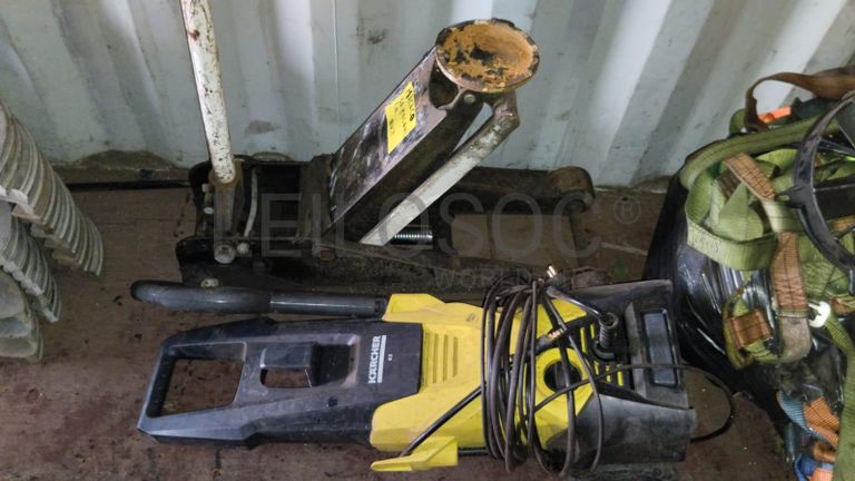 Máquina de soldar tubos pVC + Máquina de soldar tubos PVC + Compressor de Ar + Bombas de água + Macaco hidráulico + Rolos de Arrame + Aventais de couro + Diversos + Diversos + Cabos Hidráulicos + Diversos + Diversos + Mobiliário + Diversos + Diversos + Contentor de 40P ·