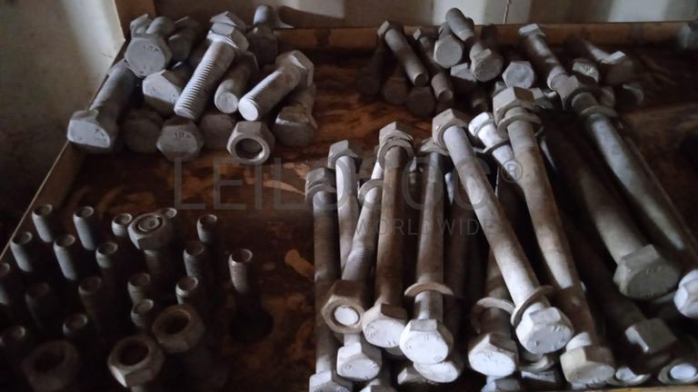 Diversos + Diversos + Diversos + Diversos + Cimento Cola + Parafusos + Diversos + Máquina de soldagem + Caixas de ferramentas + Contentor de 40P ·