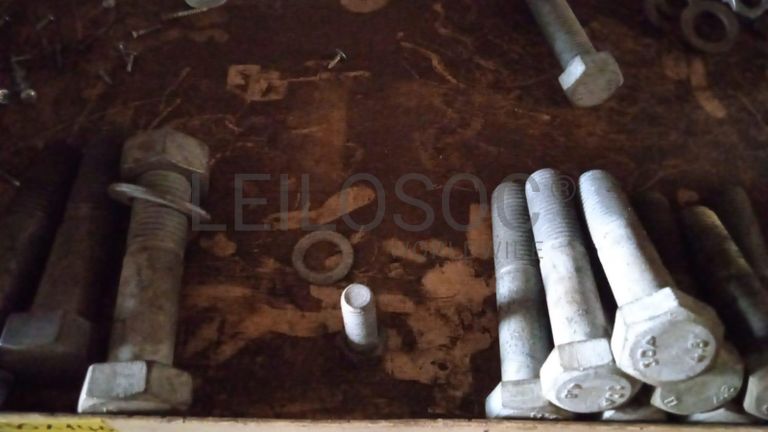 Diversos + Diversos + Diversos + Diversos + Cimento Cola + Parafusos + Diversos + Máquina de soldagem + Caixas de ferramentas + Contentor de 40P ·