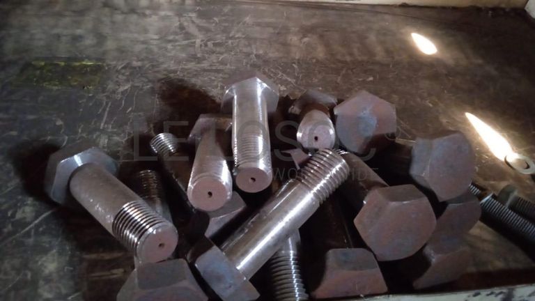 Diversos + Diversos + Diversos + Diversos + Cimento Cola + Parafusos + Diversos + Máquina de soldagem + Caixas de ferramentas + Contentor de 40P ·