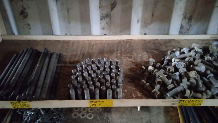 Diversos + Diversos + Diversos + Diversos + Cimento Cola + Parafusos + Diversos + Máquina de soldagem + Caixas de ferramentas + Contentor de 40P ·