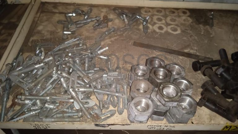 Diversos + Diversos + Diversos + Diversos + Cimento Cola + Parafusos + Diversos + Máquina de soldagem + Caixas de ferramentas + Contentor de 40P ·