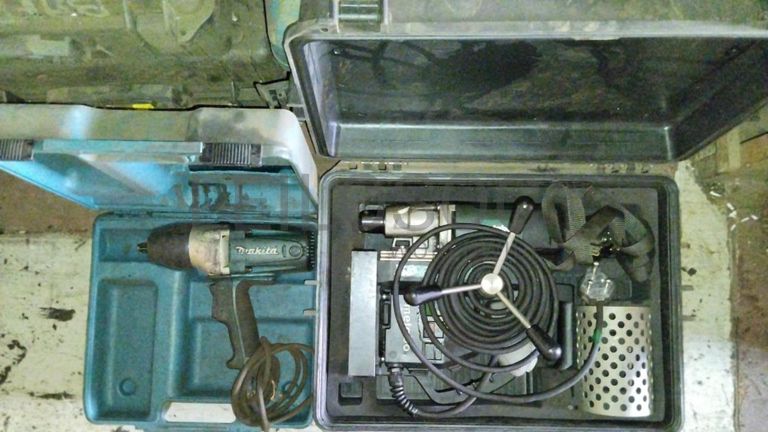 Máquina de soldar tubos pVC + Máquina de soldar tubos PVC + Compressor de Ar + Bombas de água + Macaco hidráulico + Rolos de Arrame + Aventais de couro + Diversos + Diversos + Cabos Hidráulicos + Diversos + Diversos + Mobiliário + Diversos + Diversos + Contentor de 40P ·