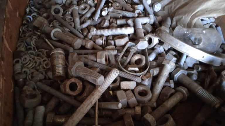 Diversos + Diversos + Diversos + Diversos + Cimento Cola + Parafusos + Diversos + Máquina de soldagem + Caixas de ferramentas + Contentor de 40P ·