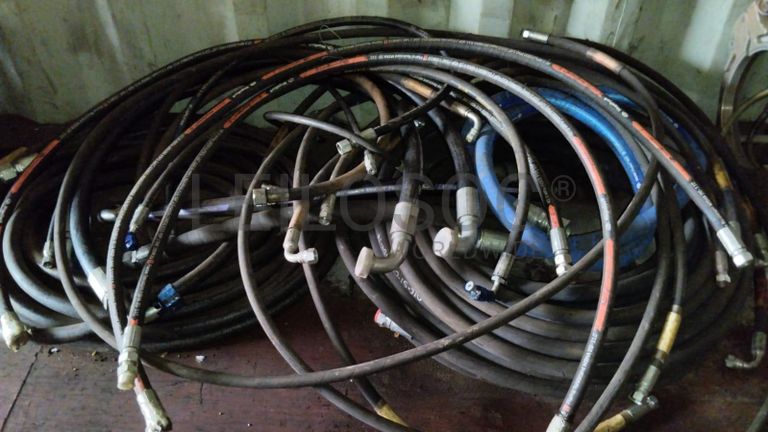 Máquina de soldar tubos pVC + Máquina de soldar tubos PVC + Compressor de Ar + Bombas de água + Macaco hidráulico + Rolos de Arrame + Aventais de couro + Diversos + Diversos + Cabos Hidráulicos + Diversos + Diversos + Mobiliário + Diversos + Diversos + Contentor de 40P ·