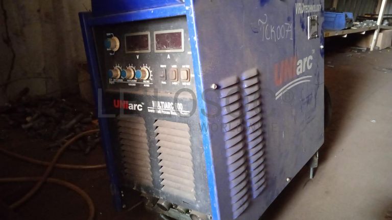 Diversos + Diversos + Diversos + Diversos + Cimento Cola + Parafusos + Diversos + Máquina de soldagem + Caixas de ferramentas + Contentor de 40P ·