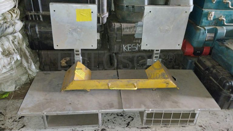 Máquina de soldar tubos pVC + Máquina de soldar tubos PVC + Compressor de Ar + Bombas de água + Macaco hidráulico + Rolos de Arrame + Aventais de couro + Diversos + Diversos + Cabos Hidráulicos + Diversos + Diversos + Mobiliário + Diversos + Diversos + Contentor de 40P ·