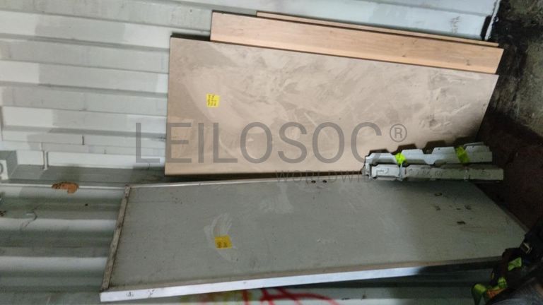 Máquina de soldar tubos pVC + Máquina de soldar tubos PVC + Compressor de Ar + Bombas de água + Macaco hidráulico + Rolos de Arrame + Aventais de couro + Diversos + Diversos + Cabos Hidráulicos + Diversos + Diversos + Mobiliário + Diversos + Diversos + Contentor de 40P ·