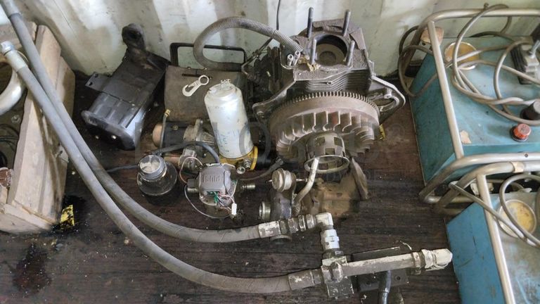 Máquina de soldar tubos pVC + Máquina de soldar tubos PVC + Compressor de Ar + Bombas de água + Macaco hidráulico + Rolos de Arrame + Aventais de couro + Diversos + Diversos + Cabos Hidráulicos + Diversos + Diversos + Mobiliário + Diversos + Diversos + Contentor de 40P ·