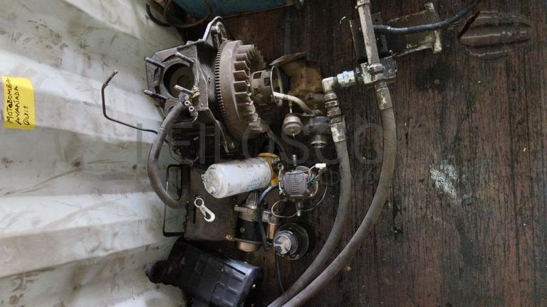 Máquina de soldar tubos pVC + Máquina de soldar tubos PVC + Compressor de Ar + Bombas de água + Macaco hidráulico + Rolos de Arrame + Aventais de couro + Diversos + Diversos + Cabos Hidráulicos + Diversos + Diversos + Mobiliário + Diversos + Diversos + Contentor de 40P ·