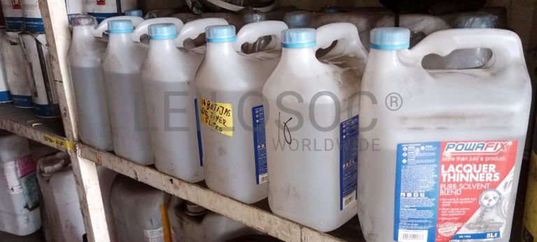 Diversos + Diversos + Rolo de fita + Diversos + Papel higiénico + Diversos + Diversos + Diversos + Diversos + Diversos + Tinta dulux + Diversos + Placas de sinalização + Contentor de 40P ·