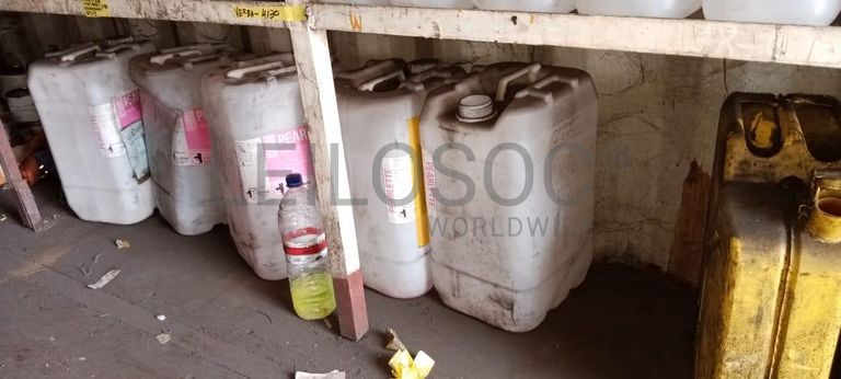 Diversos + Diversos + Rolo de fita + Diversos + Papel higiénico + Diversos + Diversos + Diversos + Diversos + Diversos + Tinta dulux + Diversos + Placas de sinalização + Contentor de 40P ·