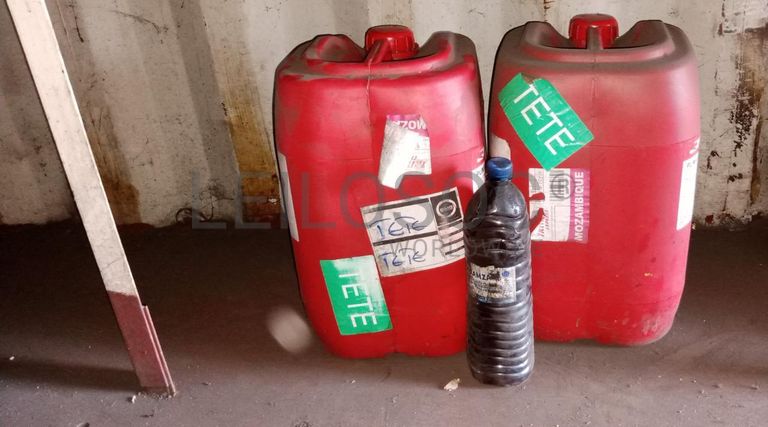 Diversos + Diversos + Rolo de fita + Diversos + Papel higiénico + Diversos + Diversos + Diversos + Diversos + Diversos + Tinta dulux + Diversos + Placas de sinalização + Contentor de 40P ·