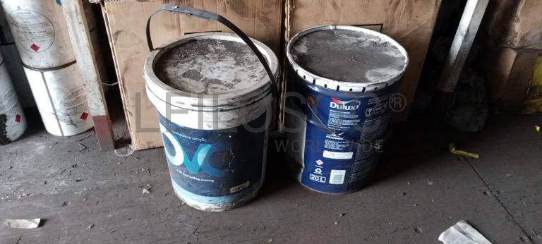 Diversos + Diversos + Rolo de fita + Diversos + Papel higiénico + Diversos + Diversos + Diversos + Diversos + Diversos + Tinta dulux + Diversos + Placas de sinalização + Contentor de 40P ·