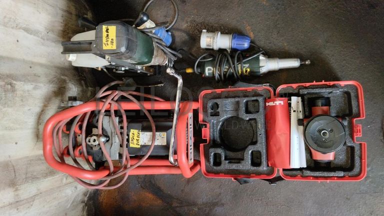 Furadeira + Compressor de Ar "Atlas Copco". + Diversos + Máquina multifuncional + Guinchos + Macaco hidráulico + Diversos + Diversos + Diversos + Diversos + Grampo + Diversos + Diversos + Diversos + Diversos + Tambores 400L de óleo hidráulico. + Bombas de abastecimento de óleo hidráulico + Compressor de Ar + Diversos + Tubos de mangueira + Diversos + Botijão de gás 50L + Diversos + Diversos + Contentor de 40P ·