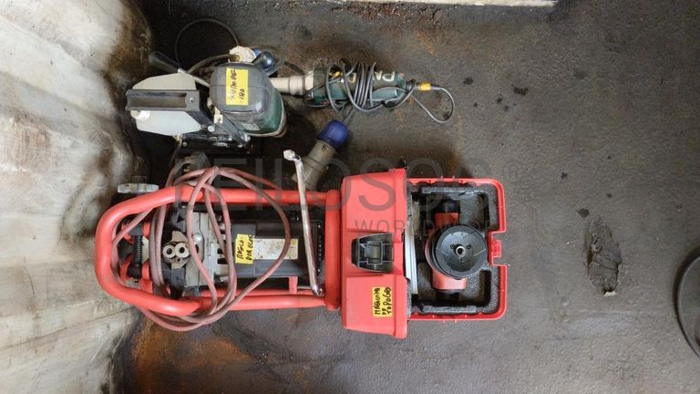 Furadeira + Compressor de Ar "Atlas Copco". + Diversos + Máquina multifuncional + Guinchos + Macaco hidráulico + Diversos + Diversos + Diversos + Diversos + Grampo + Diversos + Diversos + Diversos + Diversos + Tambores 400L de óleo hidráulico. + Bombas de abastecimento de óleo hidráulico + Compressor de Ar + Diversos + Tubos de mangueira + Diversos + Botijão de gás 50L + Diversos + Diversos + Contentor de 40P ·