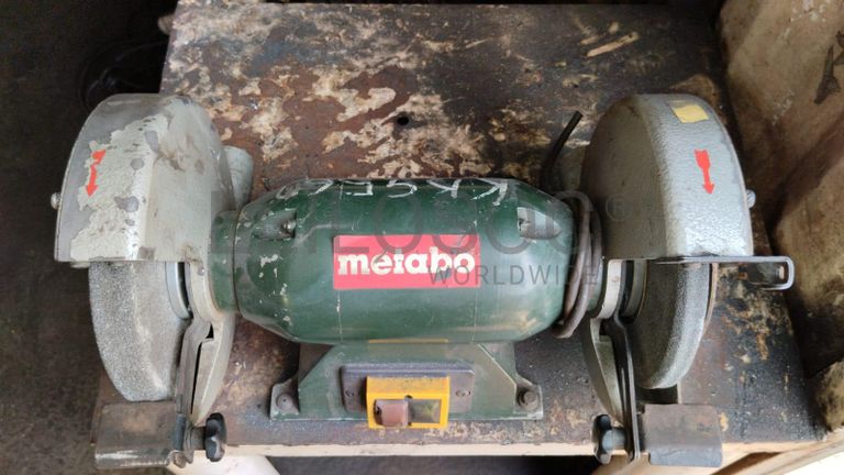 Furadeira + Compressor de Ar "Atlas Copco". + Diversos + Máquina multifuncional + Guinchos + Macaco hidráulico + Diversos + Diversos + Diversos + Diversos + Grampo + Diversos + Diversos + Diversos + Diversos + Tambores 400L de óleo hidráulico. + Bombas de abastecimento de óleo hidráulico + Compressor de Ar + Diversos + Tubos de mangueira + Diversos + Botijão de gás 50L + Diversos + Diversos + Contentor de 40P ·