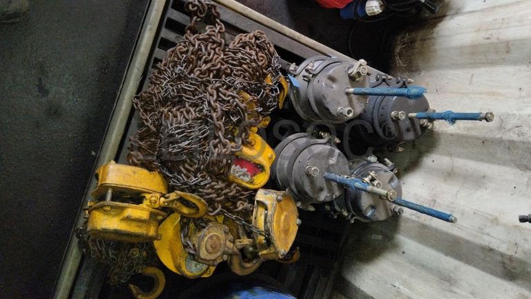 Furadeira + Compressor de Ar "Atlas Copco". + Diversos + Máquina multifuncional + Guinchos + Macaco hidráulico + Diversos + Diversos + Diversos + Diversos + Grampo + Diversos + Diversos + Diversos + Diversos + Tambores 400L de óleo hidráulico. + Bombas de abastecimento de óleo hidráulico + Compressor de Ar + Diversos + Tubos de mangueira + Diversos + Botijão de gás 50L + Diversos + Diversos + Contentor de 40P ·