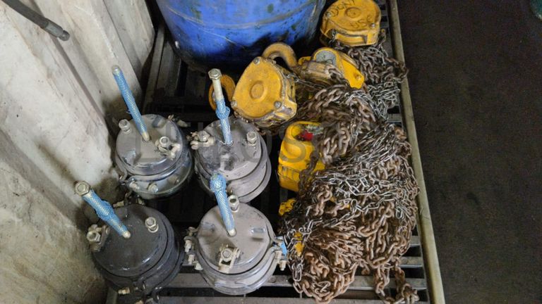 Furadeira + Compressor de Ar "Atlas Copco". + Diversos + Máquina multifuncional + Guinchos + Macaco hidráulico + Diversos + Diversos + Diversos + Diversos + Grampo + Diversos + Diversos + Diversos + Diversos + Tambores 400L de óleo hidráulico. + Bombas de abastecimento de óleo hidráulico + Compressor de Ar + Diversos + Tubos de mangueira + Diversos + Botijão de gás 50L + Diversos + Diversos + Contentor de 40P ·