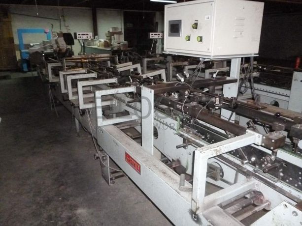 Máquina de colar caixas