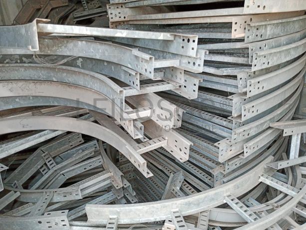 Suportes de cabos eléctricos + Contentor de 40P ·