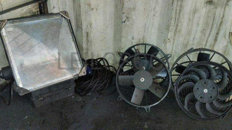 Furadeira + Compressor de Ar "Atlas Copco". + Diversos + Máquina multifuncional + Guinchos + Macaco hidráulico + Diversos + Diversos + Diversos + Diversos + Grampo + Diversos + Diversos + Diversos + Diversos + Tambores 400L de óleo hidráulico. + Bombas de abastecimento de óleo hidráulico + Compressor de Ar + Diversos + Tubos de mangueira + Diversos + Botijão de gás 50L + Diversos + Diversos + Contentor de 40P ·