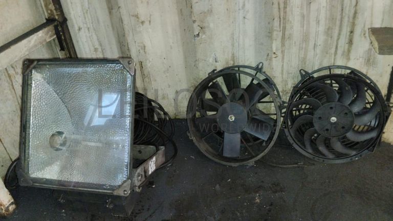 Furadeira + Compressor de Ar "Atlas Copco". + Diversos + Máquina multifuncional + Guinchos + Macaco hidráulico + Diversos + Diversos + Diversos + Diversos + Grampo + Diversos + Diversos + Diversos + Diversos + Tambores 400L de óleo hidráulico. + Bombas de abastecimento de óleo hidráulico + Compressor de Ar + Diversos + Tubos de mangueira + Diversos + Botijão de gás 50L + Diversos + Diversos + Contentor de 40P ·