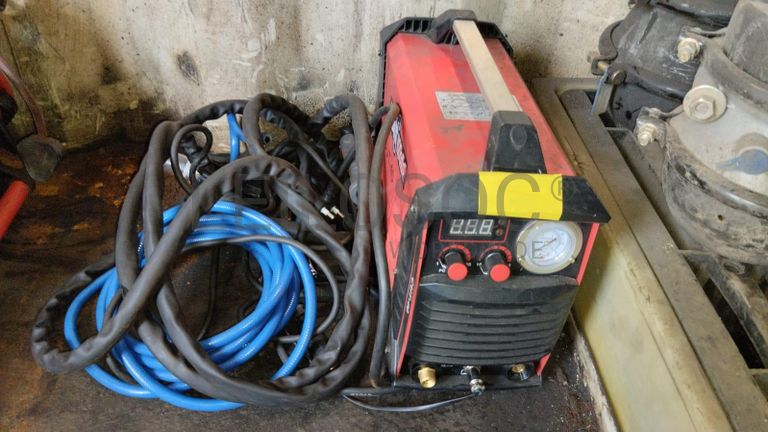 Furadeira + Compressor de Ar "Atlas Copco". + Diversos + Máquina multifuncional + Guinchos + Macaco hidráulico + Diversos + Diversos + Diversos + Diversos + Grampo + Diversos + Diversos + Diversos + Diversos + Tambores 400L de óleo hidráulico. + Bombas de abastecimento de óleo hidráulico + Compressor de Ar + Diversos + Tubos de mangueira + Diversos + Botijão de gás 50L + Diversos + Diversos + Contentor de 40P ·