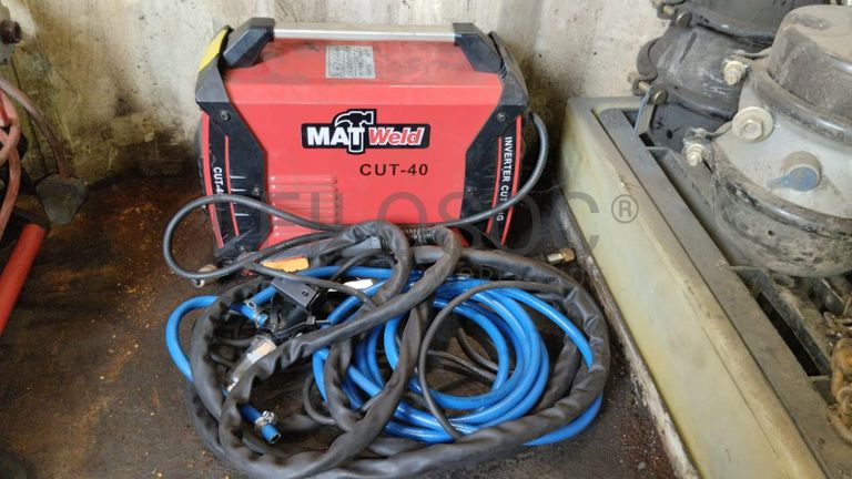 Furadeira + Compressor de Ar "Atlas Copco". + Diversos + Máquina multifuncional + Guinchos + Macaco hidráulico + Diversos + Diversos + Diversos + Diversos + Grampo + Diversos + Diversos + Diversos + Diversos + Tambores 400L de óleo hidráulico. + Bombas de abastecimento de óleo hidráulico + Compressor de Ar + Diversos + Tubos de mangueira + Diversos + Botijão de gás 50L + Diversos + Diversos + Contentor de 40P ·