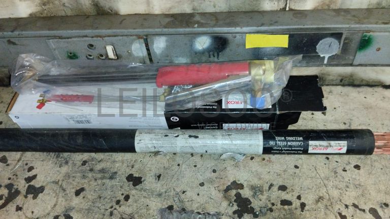 Furadeira + Compressor de Ar "Atlas Copco". + Diversos + Máquina multifuncional + Guinchos + Macaco hidráulico + Diversos + Diversos + Diversos + Diversos + Grampo + Diversos + Diversos + Diversos + Diversos + Tambores 400L de óleo hidráulico. + Bombas de abastecimento de óleo hidráulico + Compressor de Ar + Diversos + Tubos de mangueira + Diversos + Botijão de gás 50L + Diversos + Diversos + Contentor de 40P ·