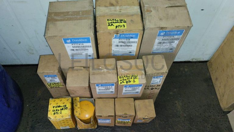 Furadeira + Compressor de Ar "Atlas Copco". + Diversos + Máquina multifuncional + Guinchos + Macaco hidráulico + Diversos + Diversos + Diversos + Diversos + Grampo + Diversos + Diversos + Diversos + Diversos + Tambores 400L de óleo hidráulico. + Bombas de abastecimento de óleo hidráulico + Compressor de Ar + Diversos + Tubos de mangueira + Diversos + Botijão de gás 50L + Diversos + Diversos + Contentor de 40P ·